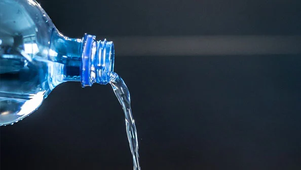 Pode colocar água mineral direto no aquário?